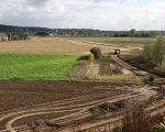 Bij Ankersmit, gelegen aan het Julianakanaal, worden de grote breukstenen met schepen aangevoerd om de Maasoever te Itteren te verstevigen. Met dumpers worden de stenen naar de Maas vervoerd, via een extra werkweg omdat aanvoer door de dorpskern te veel overlast met zich meebrengt. Links op de foto Kasteelhoeve Hartelstein. (13-10-2009 - Jan Dolmans)