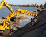 Hier is duidelijk het grindpakket te zien waarmee de folie wordt afgedekt. Op dit stuk van de oever zal ook nog, ter versteviging, beton worden gestort. (13-10-2009 - Jan Dolmans)