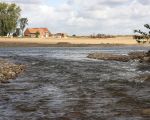 Foto van de oeververlaging in Herbricht, genomen vanuit de monding van de Geul in de Maas. Op de achtergrond de boerderij van de familie Eurlings. (13-10-2009 - Jan Dolmans)