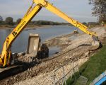 De afwerking van de oever van de Maas  met grote breukstenen vordert gestaag. (19-10-2009 - Jan Dolmans)