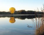 De mensen in deze hete luchtballon willen de grensmaas wel van heel dichtbij zien. (28-10-2009 - Jan Dolmans)