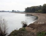 Pas aangelegde nieuwe natuur van Hochter Bampd. De steile oever is afgegraven om de Maas meer ruimte te geven. (11-11-2009 - Jan Dolmans)