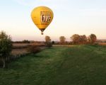 Heteluchtballon die, vanuit Belgie komend, laag over het grensmaasgebied  voer. Er waren op dat moment nog geen bomen gekapt voor de stroomgeulverbreding. Op een foto van 30 november, vanaf de zelfde locatie genomen, ziet u hoe kaal en leeg de omgeving al is geworden. (28-10-2009 - Jan Dolmans)