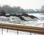 Op de achtergrond de woningen van Op de Hoogmaas met daarvoor de rij containers die als geluidsscherm dienen. (7-1-2010 - Jan Dolmans)