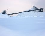 De verwerkingsinstallatie in de sneeuw.  (7-1-2010 - Jan Dolmans)