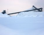 De verwerkingsinstallatie in de sneeuw.  (7-1-2010 - Jan Dolmans)