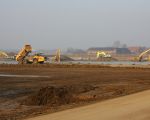 Volop bedrijvigheid op het Hartelsteinerveld. Dumpers rijden af en aan.  (26-1-2010 - Jan Dolmans)