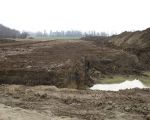 De eerste aanzet voor de ongelijkvloerse kruising van de werkweg van/naar Borgharen met de weg 'Op de Bos' aan de zuid/oost kant van Itteren. Hier begint het consortium op woensdag 17 maart met de echte werkzaamheden. Het verkeer zal geregeld worden met verkeerslichten. Bij de Spekstraat richting Borgharen komt ook een ongelijkvloerse kruising. De werkzaamheden daar beginnen begin mei. Begin juni 2010 moet het werk in Itteren klaar zijn. (12-3-2010 - Han Hamakers)