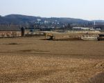 Foto vanaf het uitkijkpunt genomen met op de voorgrond het afgraven van de dekgrond. Links Kasteelboerderij Hoeve Hartelstein. (17-3-2010 - Jan Dolmans)