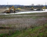 Een vijftal graafmachines bezig met ontgrinden.  (7-4-2010 - Jan Dolmans)