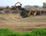 Het hogere deel rechts op de foto zal niet meer worden afgegraven en behoort tot het gedeelte onvergraven natuur. Vanaf dit punt naar links komt eerst de weerdverlaging over een breedte van ongeveer 100m, waarbij het niveau van 43m boven NAP geleidelijk zakt naar 36,25m boven NAP. Vervolgens wordt het gebied richting Maas (stroomgeulverbreding tot 600m breed ) verder afgegraven tot ongeveer 36m boven NAP.  (13-4-2010 - Jan Dolmans)