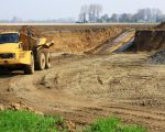 Op de achtergrond is men bezig met grondboringen. De afstand tot de Maas is vanaf hier ongeveer 600m.  (13-4-2010 - Jan Dolmans)