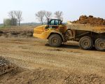 Weer een lading dekgrond op weg naar de dekgrondberging. Op de achtergrond ligt het dorp Itteren.  (13-4-2010 - Jan Dolmans)