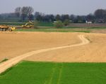 De afgraving van de stroomgeulverbreding is al in volle gang. Op de achtergrond het gehucht Herbricht.  (20-4-2010 - Jan Dolmans)