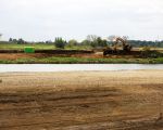 Deze foto is genomen vanaf Herbricht. De verwijdering van de dekgrond is al gevorderd tot het boord van de Maas, die op de voorgrond loopt.  (4-5-2010 - Jan Dolmans)