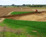 De afgraving van de dekgrond is al ver gevorderd in het Hartelsteinerveld. Dit is ook de plek waar straks de Geul komt te lopen nadat haar loop is verlegd. Nu loopt ze nog noordelijk van Kasteelhoeve Hartelstein. Straks gaat ze ten zuiden hiervan lopen. De afrastering is de uiterste lijn van de ontgrinding.  (4-5-2010 - Jan Dolmans)