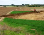 De afgraving van de dekgrond is al ver gevorderd in het Hartelsteinerveld. Dit is ook de plek waar straks de Geul komt te lopen nadat haar loop is verlegd. Nu loopt ze nog noordelijk van Kasteelhoeve Hartelstein. Straks gaat ze ten zuiden hiervan lopen. De afrastering is de uiterste lijn van de ontgrinding.  (4-5-2010 - Jan Dolmans)