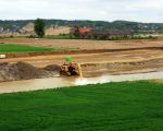 Op de achtergrond Kasteelhoeve Hartelstein, met daar achter het grinddepot met de verwerkingsinstallatie.  (4-5-2010 - Jan Dolmans)