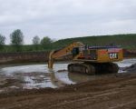 De graafmachine zit nu op een diepte van 9 meter. Op de volgende foto's staat dat duidelijk gemarkeerd op de arm. De gemiddelde diepte is 11 meter. Op sommige plaatsen ligt het grind tot 15 meter. Regelmatig wordt met duikers gecontroleerd of overal alle grind weg is. (14-5-2010 - Han Hamakers)