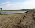 Begin van de bochtverbreding. Aan de overkant van de Maas de locatie waar voorheen het populierenbos stond. (16-5-2010 - Han Hamakers)