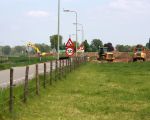 Het werkverkeer kruist hier de openbare weg. Door de borden wordt iedereen hierop attent gemaakt.  (19-5-2010 - Jan Dolmans)