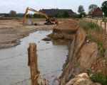 De afgraving van de dekgrond is al gevorderd tot aan de weg naar Hoeve Hartelstein.  (19-5-2010 - Jan Dolmans)