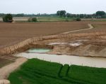 Ik hoop niet dat de tractor waarvan we de bandensporen op de voorgrond zien in de diepte is verdwenen. Het lijkt er wel op. Het veld links van de afrastering blijft onvergraven.  (19-5-2010 - Jan Dolmans)