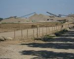De afvoer van grind stagneert behoorlijk. De verwerkingsmolen in Boscherveld is al stilgelegd. Het grinddepot is zeer goed gevuld. (24-5-2010 - Han Hamakers)