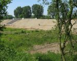 De hoogwatervrije verbinding van de Dorpsraad werd o.a. afgewezen vanwege mogelijke stuwing bij hoogwater. Zou deze oplossing geen water tegenhouden? (24-5-2010 - Han Hamakers)