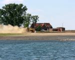 Het was die dag erg stoffig. De boerderij van de familie Urlings zal op termijn gaan verdwijnen. Op de voorgrond de Maas.  (3-6-2010 - Jan Dolmans)