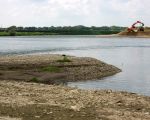 Verbreding van de Maasoever nabij Herbricht. Op de voorgrond de grindbanken bij de monding van de Geul in de Maas.  (7-6-2010 - Jan Dolmans)