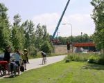 Op woensdag 16 juni zijn de brugdelen geplaatst bij de ongelijkvloerse kruising van Op de Bos te Itteren. Zoals in een bewonersbrief door het Consortium aangegeven ging het met enig oponthoud voor het verkeer gepaard.  (16-6-2010 - Jan Dolmans)