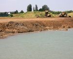 Op de achtergrond het gronddepot met linksachter de woningen van Op de Warrey.  (16-6-2010 - Jan Dolmans)