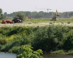 Richard Smeets had haast met het binnenhalen van het hooi  Het is de allerlaatste keer dat dit nog eens gebeurd op deze plek. Op de voorgrond stroomt de Maas, zich van geen kwaad bewust.   (16-6-2010 - Jan Dolmans)