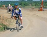 Bij de omlegging van de weg in Herbricht is het erg stoffig. Het kan deze fietser echter niet deren.  (16-6-2010 - Jan Dolmans)