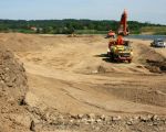 Verbreding van de Maasoever te Herbricht. Op de achtergrond aan de overkant van de Maas ligt Voulwammes. (16-6-2010 - Jan Dolmans)