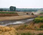 Dumpers rijden van s'morgens 7 uur tot 's-avonds 7 uur met afgegraven dekgrond richting dekgrondberging. Dit gaat nog dagelijks zo door tot 2013.  (28-6-2010 - Jan Dolmans)