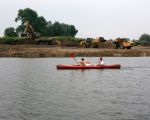 De hoge bomen staan langs de Geul. De graafmachines staan hier slechts enkele tientallen meters van de Geul af.   (29-6-2010 - Jan Dolmans)