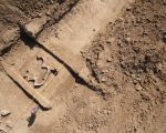 Prachtige detailopname van een paardengraf te Borgharen. Ralph Faun werkt zelf mee bij de opgravingen en neemt van tijd tot tijd de camera ter hand om zulke unieke foto's vanuit de lucht te maken.  (30-6-2010 - Ralph Faun )