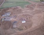 Luchtfoto van de open dag op 1 juli 2010 waar meer dan 1000 mensen van  de gelegenheid gebruik maakten om een kijkje te nemen bij het paardengraf in Borgharen van 400 jaar geleden.   (1-7-2010 - Ralph Faun )