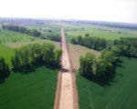 Prachtige luchtfoto van Ralph Faun, u ziet hier de aangelegde werkweg richting Borgharen dwars door de akkers en weilanden. In de verte ligt het viaduct over de weg van Itteren naar Borgharen. De weg zal over enige tijd nog worden geasfalteerd. De komende jaren zullen dagelijks 10tallen dumpers het toutvenant vanaf de locatie Borgharen naar de verwerkingsinstallatie te Itteren over deze weg vervoeren.  (5-6-2010 - Ralph Faun )