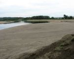 Bochtverbreding tegenover Herbricht. Alhoewel de afvoer slechts 145 m3 bedraagt staat al een gedeelte van het afgegraven gebied onder water. (22-8-2010 - Han Hamakers)