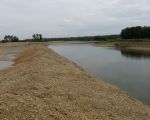 Nieuwe Maasarm? Het betreft hier een ondergelopen stuk land in de bochtverbreding. Waterafvoer 145 m3. Links ligt het grind klaar om afgevoerd te worden. (22-8-2010 - Han Hamakers)