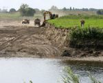 Er lijkt geen einde aan te komen voor de chauffeurs van de dumpers. De graafmachine pakt slechts 5 a 6 happen en de dumper is weer vol.  (25-8-2010 - Jan Dolmans)