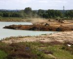 De dekgrond van de stroomgeulverbreding wordt in de dekgrondberging gestort.  (25-8-2010 - Jan Dolmans)