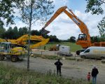 Een 2-tal nieuwe graafmachines werden vandaag afgeleverd. De hele dag is men bezig geweest met de opbouw ervan. Het zijn 2 Caterpillars van het type 385C LRE. LRE staat voor long reach. De machines hebben een motor aan boord van ongeveer 530 pk, wegen 88 ton inclusief een contergewicht van 14 ton. Ze kunnen met hun lange armen zo'n 16m diep reiken en 22m voor zich uit. Zij zullen het bestaande machinepark de komende jaren komen versterken.  (25-8-2010 - Reen van Beek)