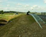 Ongelijkvloerse kruising nabij hoeve Wiegershof te Borgharen. Het doorgaand verkeer Itteren-Borgharen gaat hier over de werkweg heen.  (31-8-2010 - Jan Dolmans)