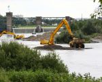 Van Reen van Beek, oud-medewerker van RWS, vernam ik dat RWS de stortebedden achter de stuw gaat vernieuwen. Daarvoor zullen materieel en materialen achter de stuw moeten komen. Onlangs is gestart met de aanleg van een eerste dam waarop een werkweg zal worden aangelegd. Twee Caterpillar rupskranen en twee dumpers zijn daarmee bezig. Medio november moet het werk gereed zijn. Met dank aan Reen van Beek.  (16-9-2010 - Jan Dolmans)