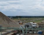 Blik vanaf de Merwede naar het westen. Rechts op de foto zie je de werkweg naar de stroomgeulverbreding aan de Maas. Dumpers rijden de afgegraven dekgrond in de stroomgeulverbreding naar de dekgrondberging ten zuiden van Kasteelboerderij Hartelstein.  (16-9-2010 - Reen van Beek)