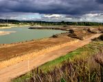 De Geul die bovenaan de foto via buizen onder het Julianakanaal doorloopt maakt nu nog een scherpe bocht naar rechts en vervolgt dan haar loop naar de Maas ten noorden van Kasteelhoeve Hartelstein. Op de voorgrond de nieuwe bedding die nu wordt gegraven waardoor de Geul straks ten zuiden van Kasteelhoeve Hartelstein komt te lopen. Wie weet hoe lang de Geul al loopt in haar huidige bedding?  (25-9-2010 - Jan Dolmans)